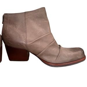 KORK-EASE NWOT Kissel Ankle Boots Ruched leather Stacked Heels Back Zipper 9M